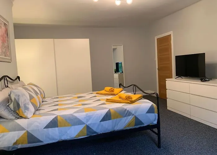 Fantastic Large 2 X Bedroom Flat, Free Parking