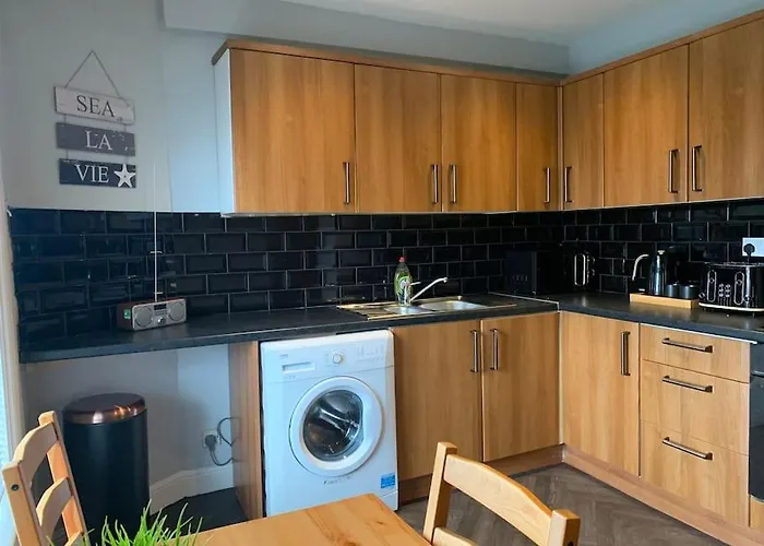 Fantastic Large 2 X Bedroom Flat, Free Parking