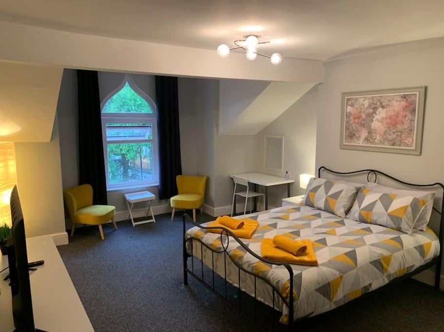Fantastic Large 2 X Bedroom Flat, Free Parking Apartment *