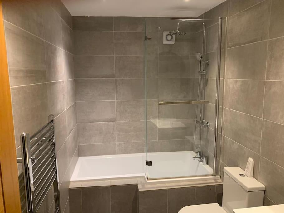 Fantastic Large 2 X Bedroom Flat, Free Parking *