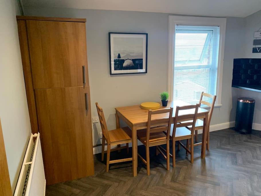 Fantastic Large 2 X Bedroom Flat, Free Parking