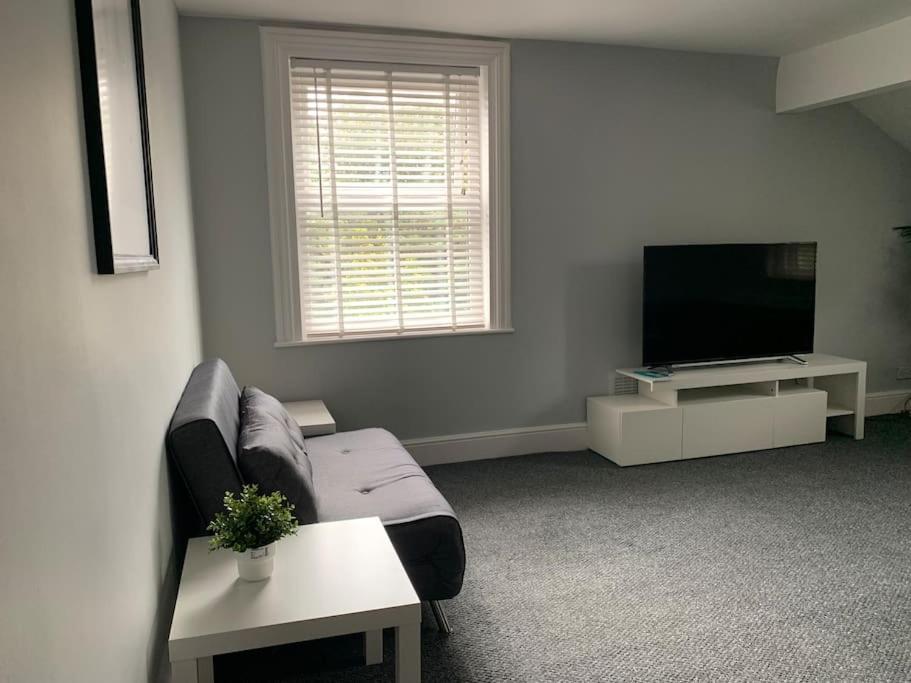 Fantastic Large 2 X Bedroom Flat, Free Parking *