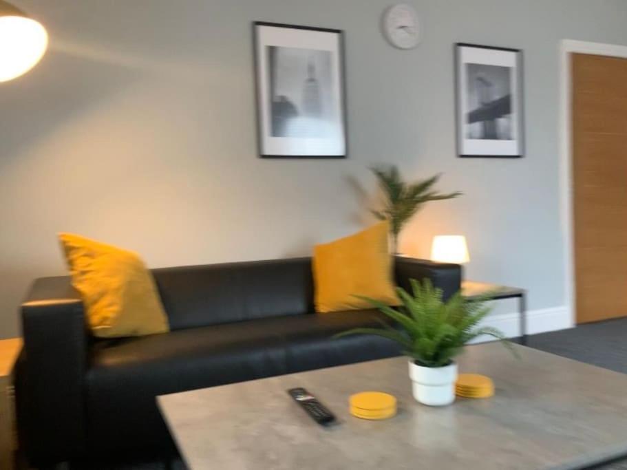 Fantastic Large 2 X Bedroom Flat, Free Parking Apartment