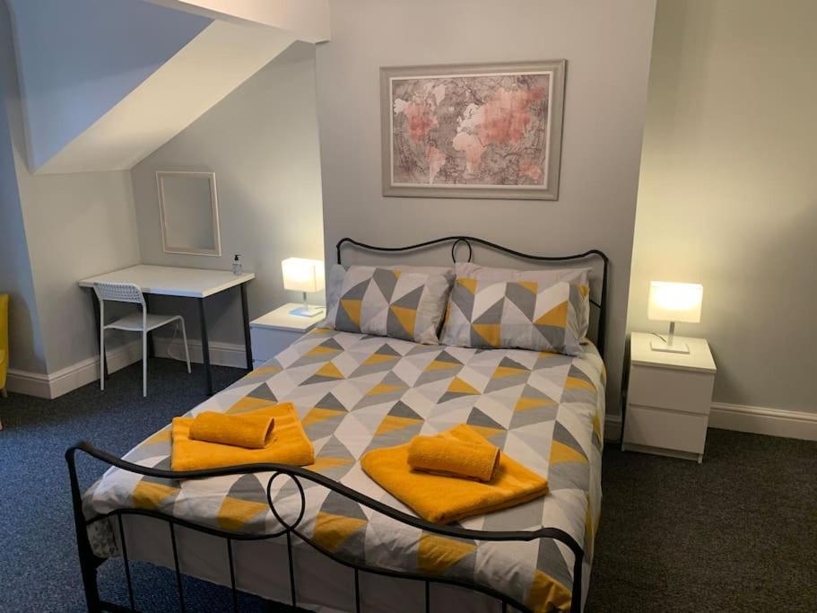 Fantastic Large 2 X Bedroom Flat, Free Parking *